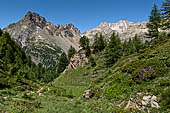 Dalla sponda Est del Lago Devero si ha piena visione della val Deserta e delle cime circostanti (pizzo Fizzo, punta di Valdeserta e Albrunhorn). 